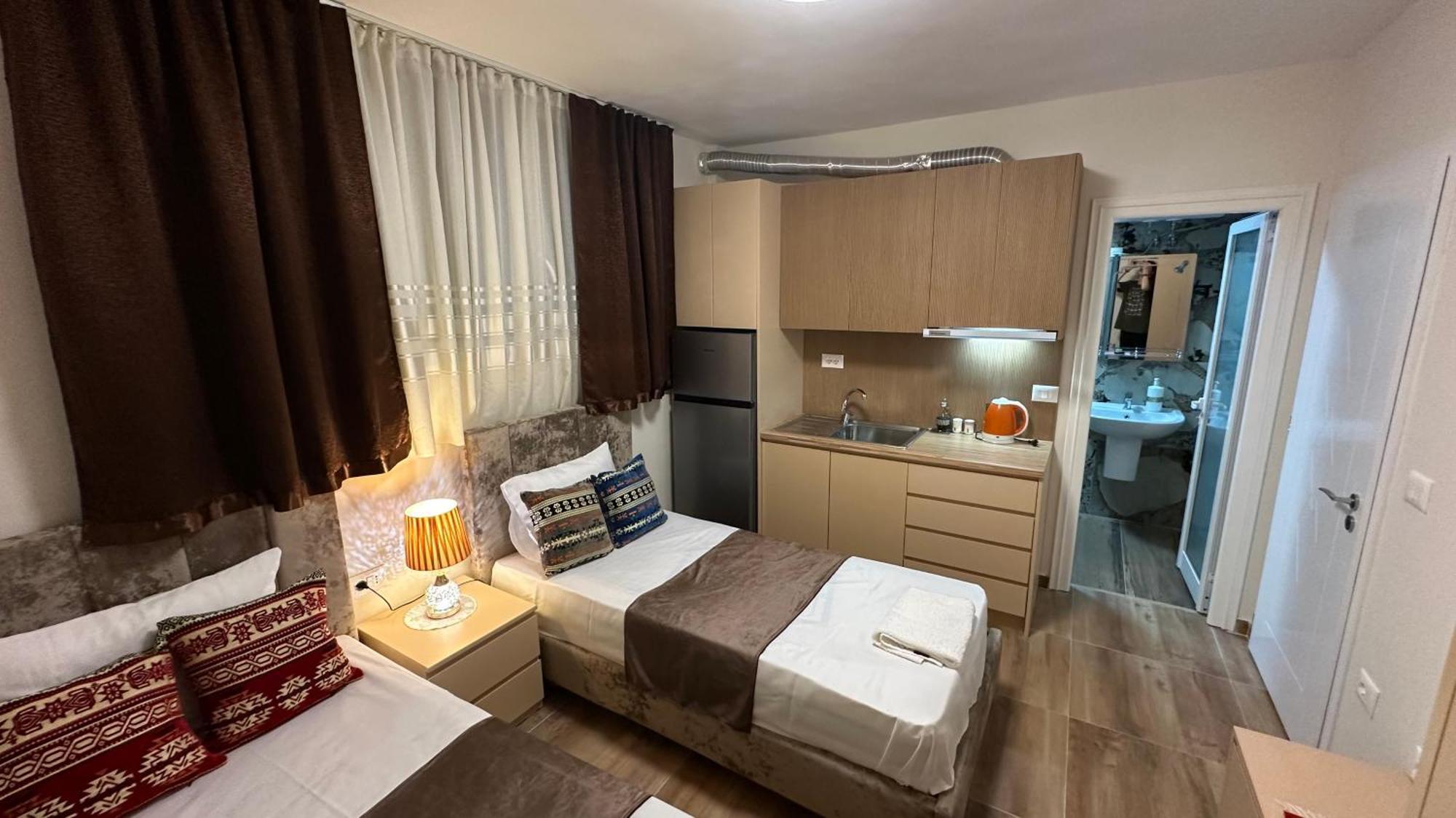 Cozy Centrally Located For Two 2, 10 Min Walk From Center Appartamento Tirana